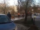 В Кишиневе дорожники завалили ямы с водой горячим асфальтом