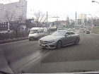 Смертельно опасная езда владельца роскошного Mercedes в столице попала на видео 