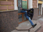 Националист попал в смешную ловушку при погроме российского банка в Киеве