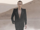 Парень из Молдовы участвовал в модном показе Yves Saint Laurent в пустыне