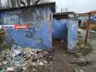 В Окнице общественный туалет на базаре утопает в грязи, мусоре и экскрементах