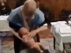 Шокирующее видео: во время крещения румынский священник жестоко обошелся с младенцами