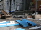 Серия взрывов с погибшей и ранеными потрясла Луганск: последствия сняли на видео