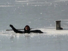 Двое рыбаков провалились под лед на озере в парке Валя Морилор