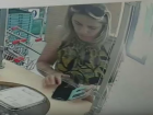 Столичная мошенница попала на видео в пункте обмена валют  