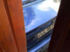 "Парковка по-молдавски" - некий шофер заблокировал дверь в жилище, небрежно оставив свой автомобиль