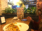 «Осколок впился в желудок»: молодая женщина и ее муж ужасно поужинали в кишиневской пиццерии