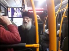 Матерно ругающегося пьяного священника в кишиневском троллейбусе сняли на видео