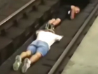 «Два дебила»: дети-экстремалы прыгнули под поезд в метро и выжили 