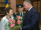 Настоящая любовь существует: с Благодатной свадьбой ветерана войны и его жену поздравил президент Молдовы