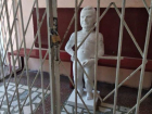 Скандальную скульптуру "писающего" кандидата в генпримары закрыли в "обезьяннике"