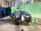 Моющий машину священник в запрещенном месте в центре Кишинева возмутил блогера