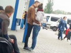 Юноша с битой принялся обнимать любимую девушку на Северном автовокзале столицы 