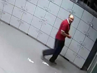 Хитрый грабитель в столичном супермаркете попался на камеру видеонаблюдения