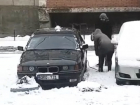 Видео качающей колесо жены и бездельничающего мужчины вызвало бурное обсуждение кишиневцев 