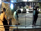 Позорная кража лампочек девушкой на одной из террас попала на видео