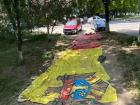На Скулянке неизвестные изваляли государственный флаг в грязи и превратили в тряпку