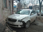 Авария в центре города, такси протаранило автомобиль Skoda, который влетел в стену жилого дома