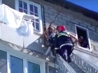 Спасение испуганной девочки, повисшей на высоте пятого этажа в Бельцах, сняли на видео
