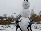 В Бельцах школьники вылепили снеговика-гиганта высотой 4 с половиной метра!