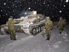 Танки и боемашины выгнали на буксировку застрявших на трассе водителей 