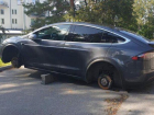 В Кишиневе с автомобиля Tesla сняли колеса