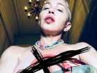 Обнаженная грудь певицы Мадонны с крестом на соске ужаснула фанатов