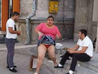 В центре Кишинева женщина в ответ на просьбу прибрать мусор задрала юбку и показала свои трусы