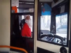 Дед Мороз сел за руль троллейбуса и поздравил всех пассажиров с Новым Годом! 