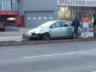 25-летний парень разбил свою машину в центре Кишинёва вследствие неудачного заезда на бордюр 