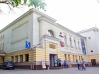Охранники известного кишиневского кинотеатра грубо отнеслись к рвущейся в туалет даме