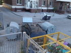 Машину автохама заблокировали баррикадой из мусорных контейнеров в Кишиневе