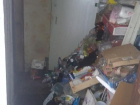 В Кишиневе женщина умоляет спасти ее от соседки, которая завалила мусором всю квартиру и общий коридор