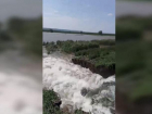 В Каушанском районе прорвало дамбу, вода хлынула на поля