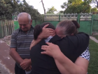 Трогательную встречу родителей и 10 лет отсутствовавшей дочери показали на видео 
