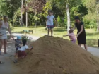 Социалист Александр Одинцов за свои деньги купил песок для парка детям