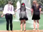 Запрещенные купания в фонтанах визжащих школьниц сняли на видео