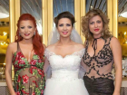 Глубоко беременная поп-звезда потрясла поклонников глубоким декольте на свадьбе