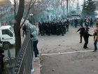 Массовое избиение киевскими фанатами полицейских в Донбассе на глазах Порошенко сняли на видео