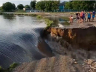 В селе Гура Кэйнарулуй прорвало дамбу, вода эффектно заливает окрестности