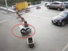 Автоледи из Кишинёва отодвинула огромную цветочную клумбу, мешавшую ей проехать вперёд на Mercedes