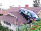 В Бельцах автомобиль заехал на крышу гаража, объезжая ребенка