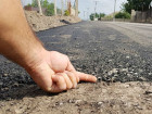 Заасфальтировали грязь: возмутительный ремонт дороги снял на видео житель Флорешт
