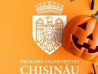 Зубастую тыкву Хэллоуина соединили с гербом Кишинева в примэрии столицы