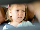Плачущая маленькая девочка осталась на весь день забытой в микроавтобусе в Унгенском районе 