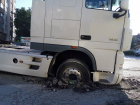 Фура провалилась под асфальт в пригороде Кишинева