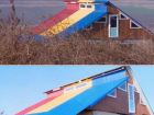 Священник из молдавского села выкрасил крышу своего дома в цвета румынского флага