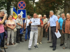 Нэстасе использовал недовольство людей решением о сносе кафе Guguță, чтобы устроить митинг перед примэрией