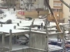 Смертельно опасное строительство многоэтажки в Кишиневе с балансирующими на крыше рабочими сняли на видео