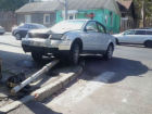 Столичная женщина-водитель вылетела на тротуар и уничтожила столб со светофором